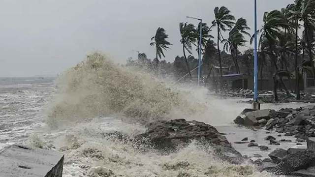 জোয়ারের চাপে চাকামইয়া ইউনিয়নের বটতলা নামক স্থানের বেড়িবাঁধ ৫ থেকে ৭ ফুট ভেঙে পানি প্রবেশ করে ৫টি গ্রাম প্লাবিত হয়েছে।